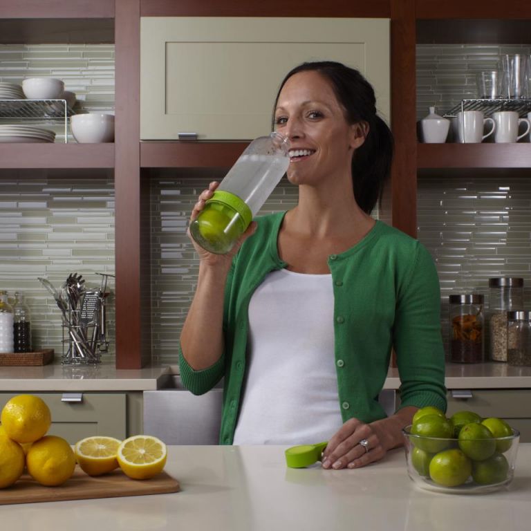 Garrafa “Mini Citrus” com espremedor para infusões de limão
