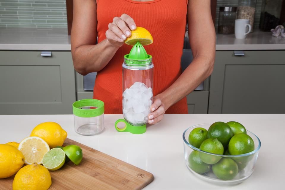 Garrafa “Mini Citrus” com espremedor para infusões de limão