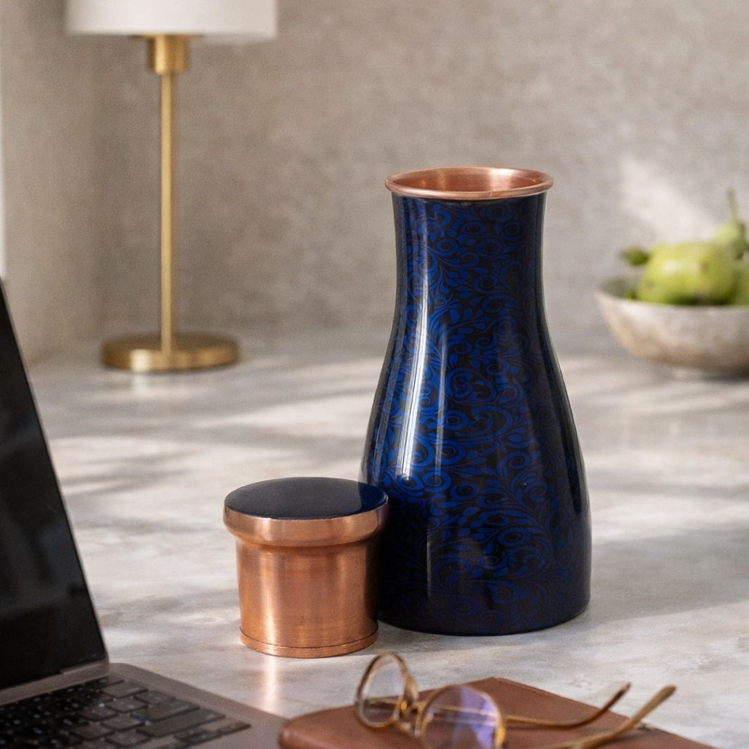 Garrafa de cobre puro com estampa de flores e tampa ± 950 ml